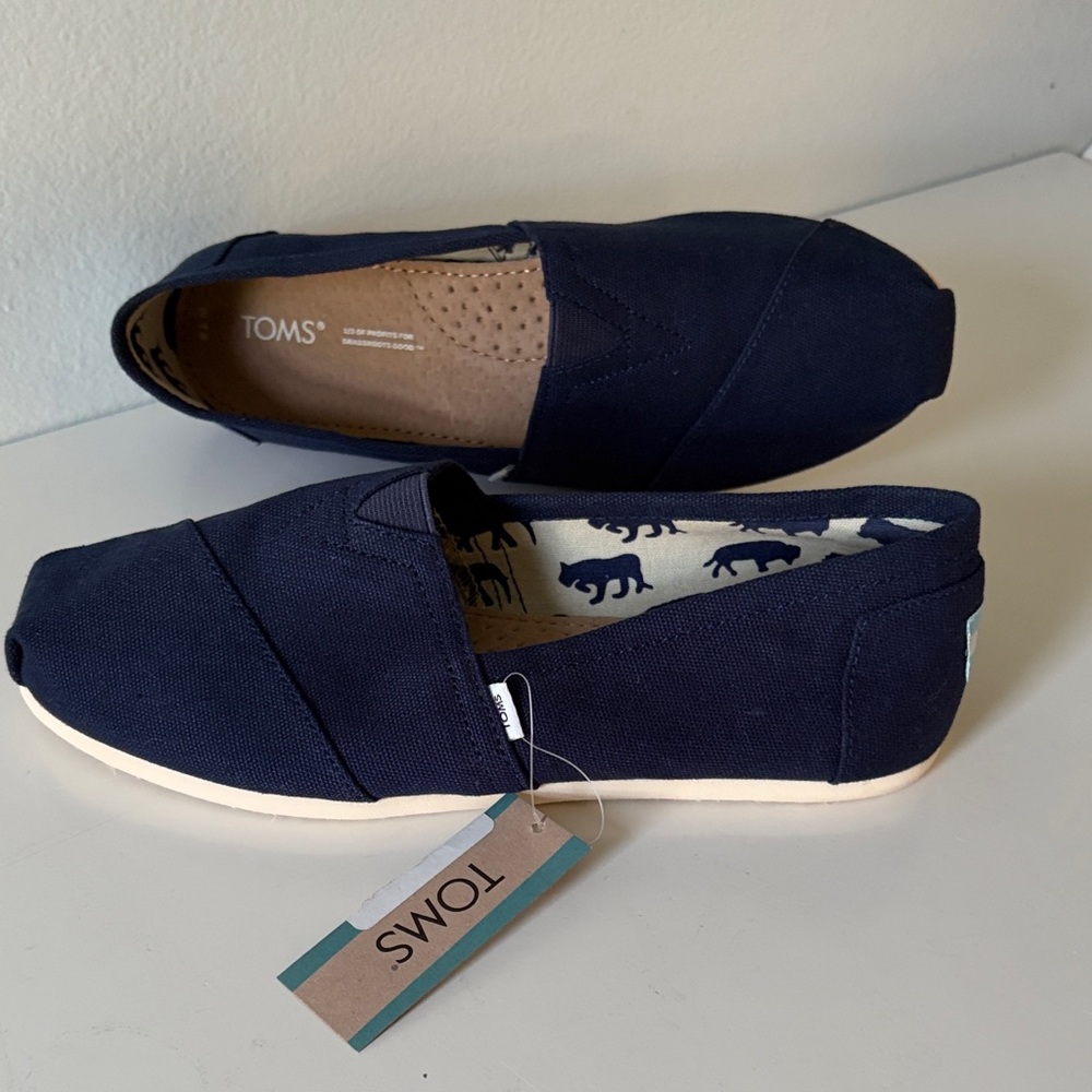 Toms Women's Slip-On Canvas Loafers in Navy NWT never worn